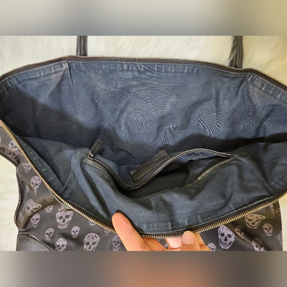 🎉🎉🎉HOST PICK🎉🎉🎉Alexander McQueen - Faithful De-Manta Tote - Picture 13 of 17